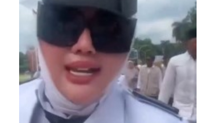 Tangkapan layar Kades Gunung Menyan, Kecamatan Pamijahan Wiwin Komalasari saat menerima berkat nasi kotak di acara pelantikan Bupati-Wabup Bogor.
