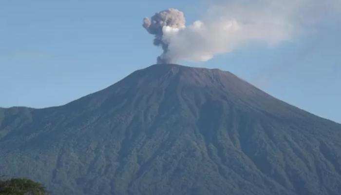 Ilustrasi Gunung Slamet.
