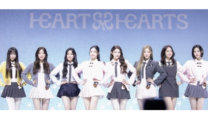 Hearts2Hearts resmi memulai debut mereka dalam showcase di YES24 Live Hall, Gwangjin, Seoul, Korea Selatan.