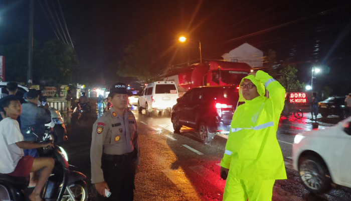 Anggota Polres Sukoharjo mengatur lalu lintas di&nbsp;ruas jalan jembatan Kepuh-Nguter yang terendam banjir, Senin (24/2/2025).