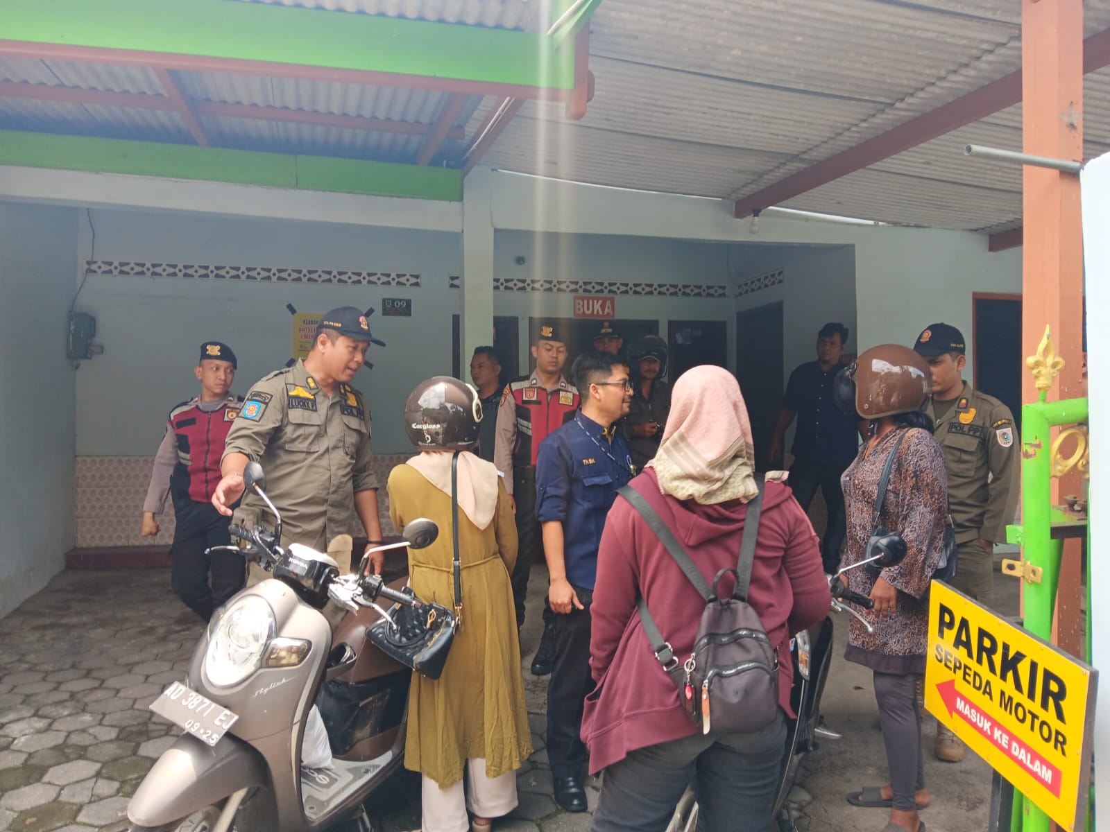 Satpol PP dan Damkar Klaten saat mengamankan pasangan tak resmi di hotel kelas Melati, Kecamatan Prambanan, Klaten, Senin (24/2/2025).