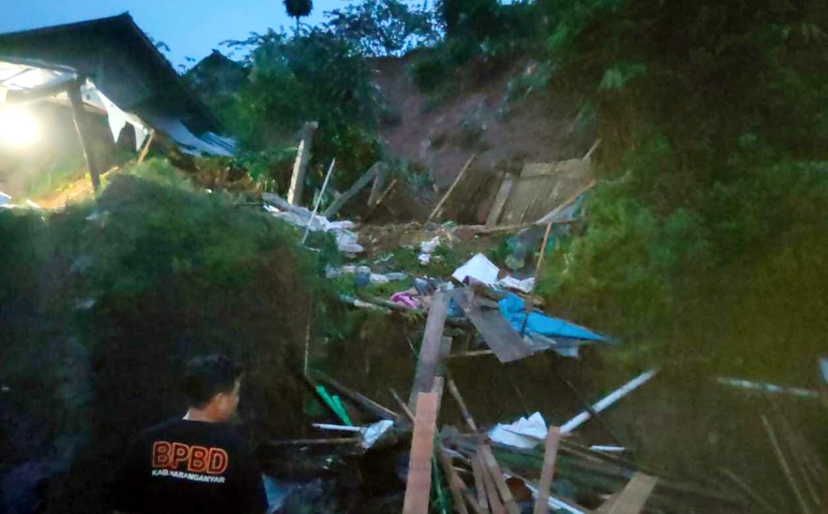 BPBD Karanganyar tinjau longsor di Kecamatan Jenawi yang terjadi akibat runtuhnya talut dan menimpa salah satu rumah warga, Minggu (23/2/2025).