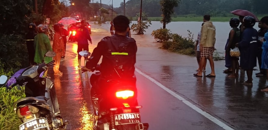 Jalan Utama Songgorunggi menuju Desa Plesan (arah ke PT RUM) terendam banjir, Senin (24/2/2025).