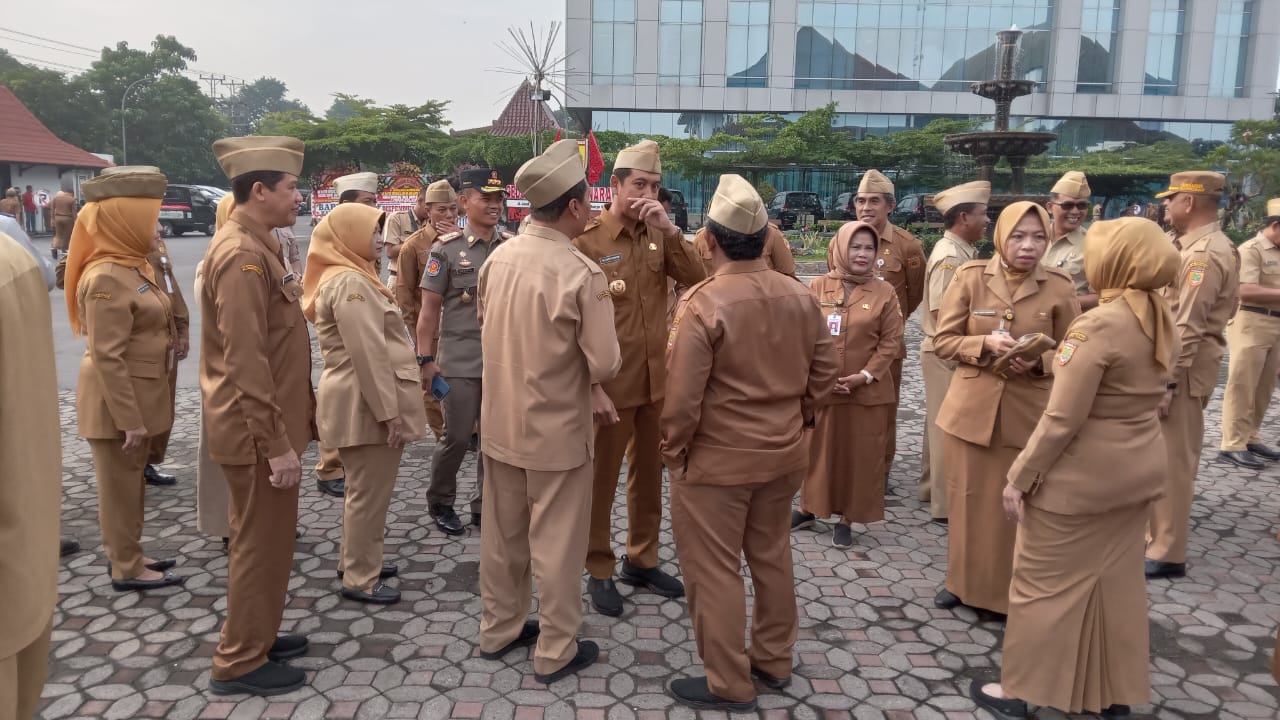Wakil Bupati Sukoharjo Eko Sapto Purnomo berinteraksi dengan pegawai pemkab, Senin (24/2/2025).
