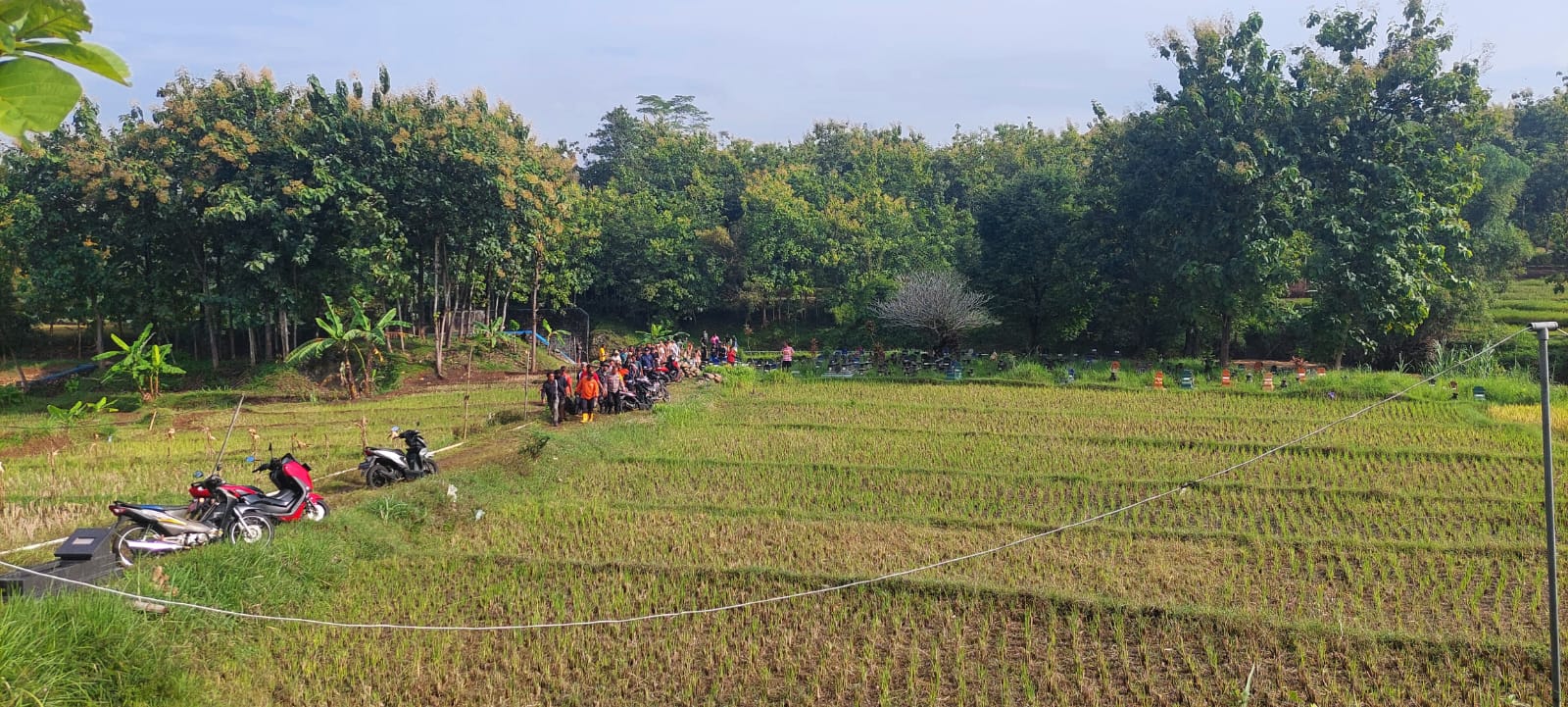 Evakuasi mayat Nyakem, 87, warga Desa Cangkring, Kecamatan Jatiroto yang hilang sejak Minggu (23/2/2025) sore.