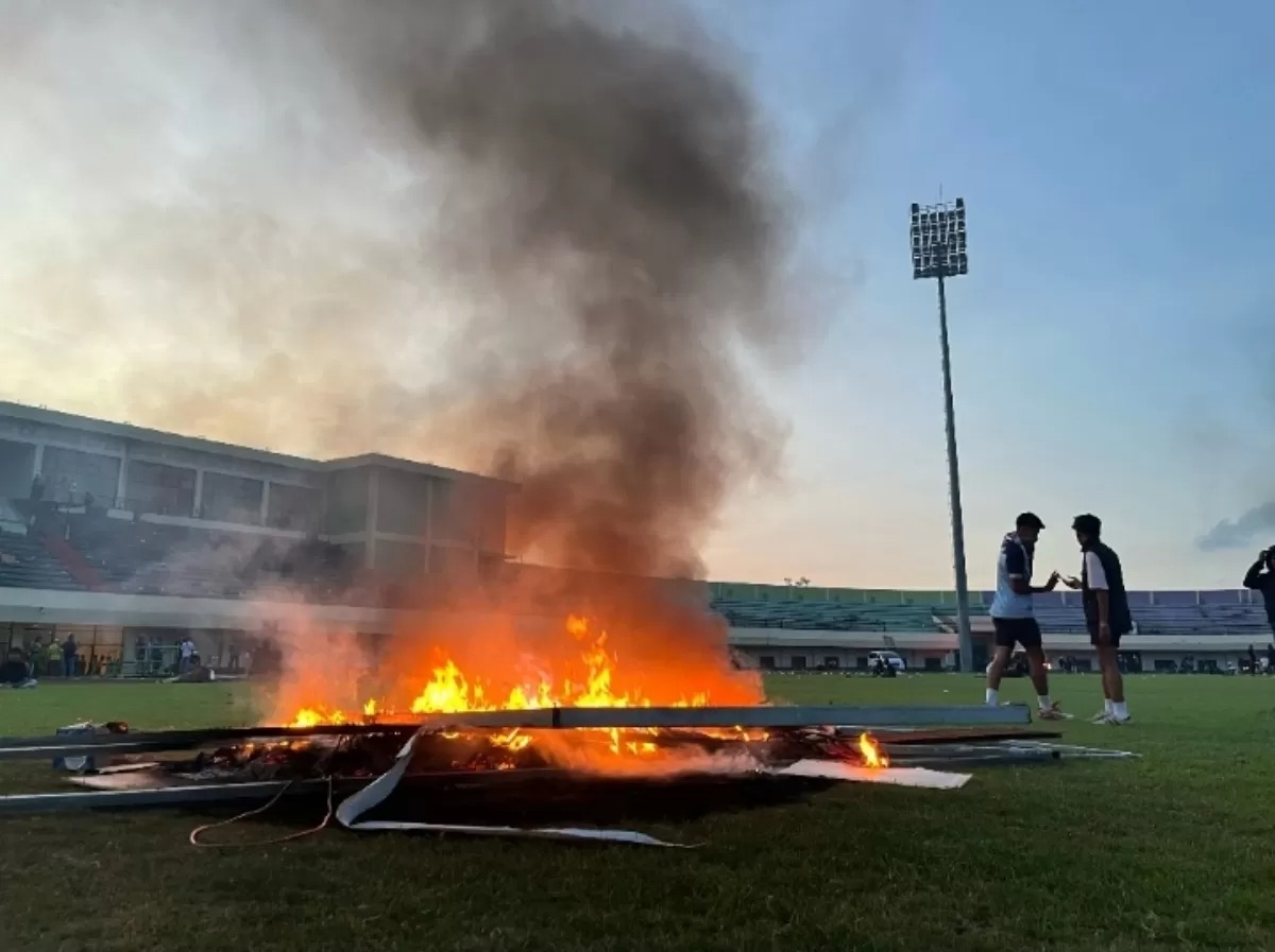Kericuhan hingga berujung pengrusakan fasilitas stadion Tuban Sport Center terjadi saat laga Persela kontra Persijap.