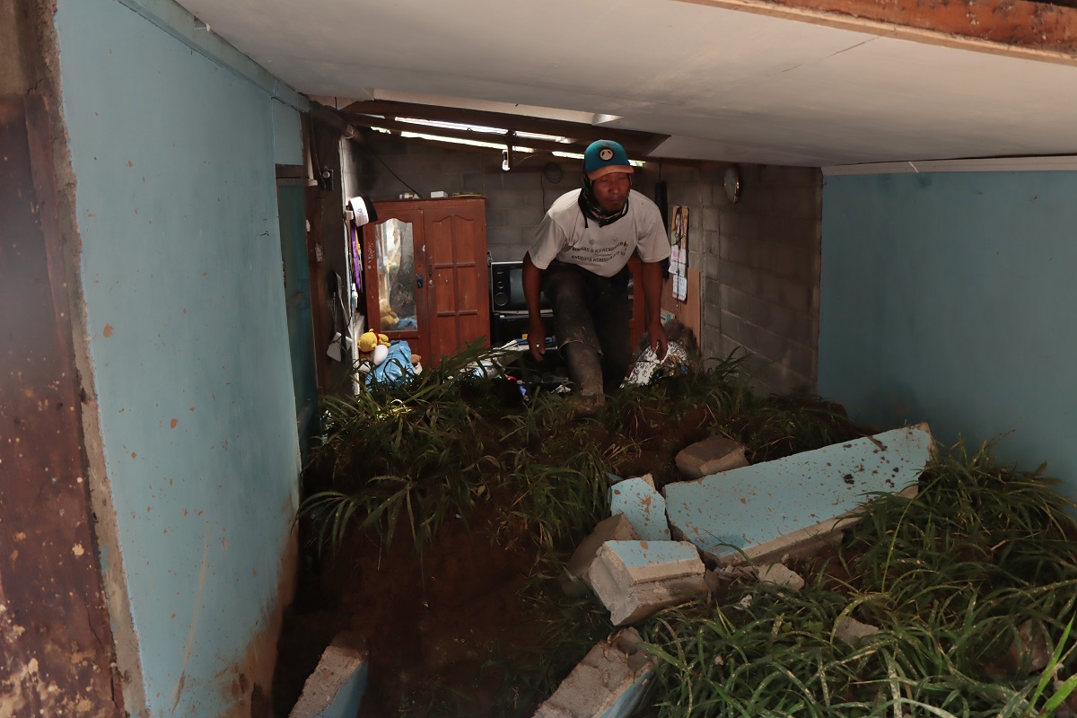 Material longsor menjebol dinding rumah warga Kecamatan Selo, Boyolali, Senin (24/2/2025).
