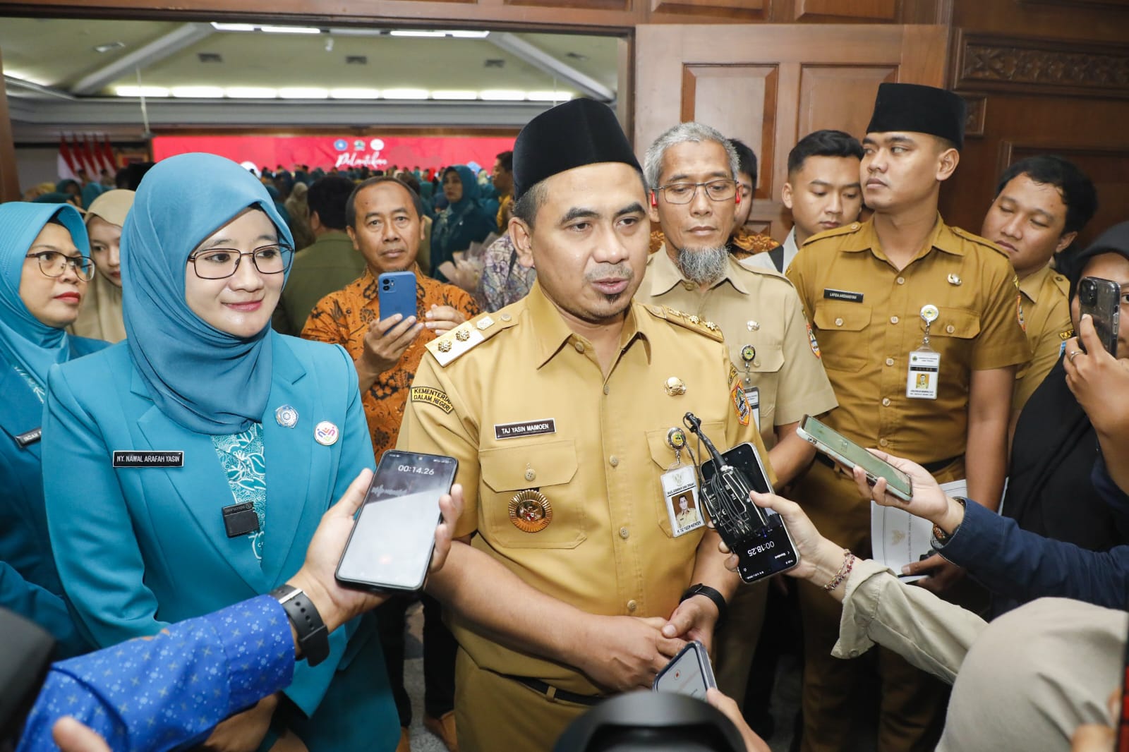 Wagub Jateng Taj Yasin-Ketua TP PKK Jateng Nawal Arafah Yasin beri keterangan pers di sela pelantikan ketua TP PKK dan ketua tim Posyandu kab/kota se-Jateng periode 2025-2030 di Semarang, Senin (24/2)