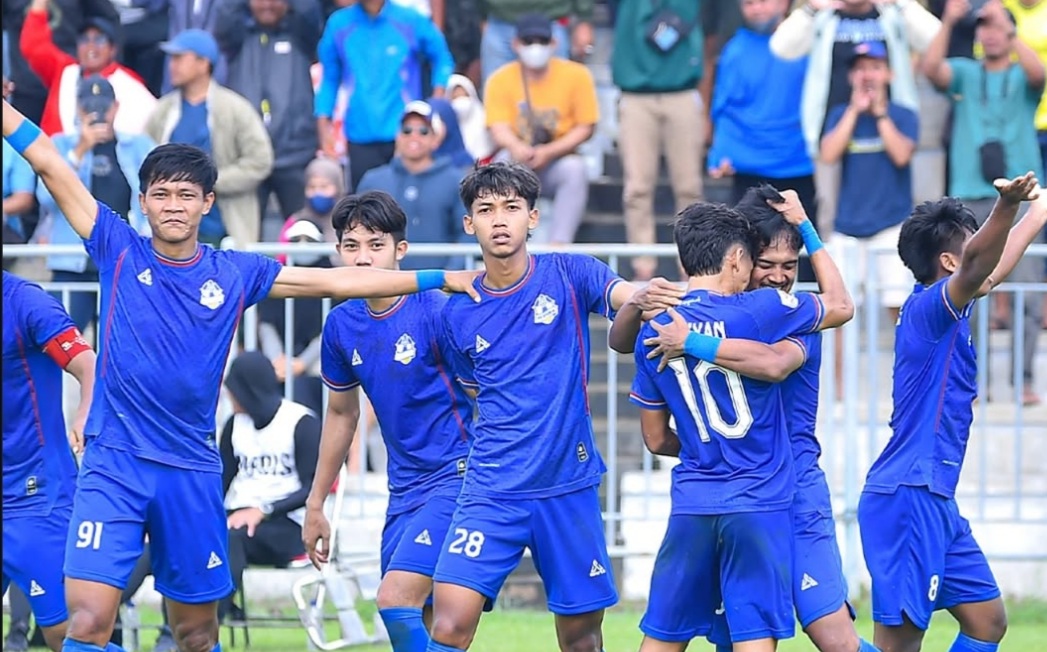 Para pemain Persika Karanganyar usai mencetak gol di Liga 4 Jateng.