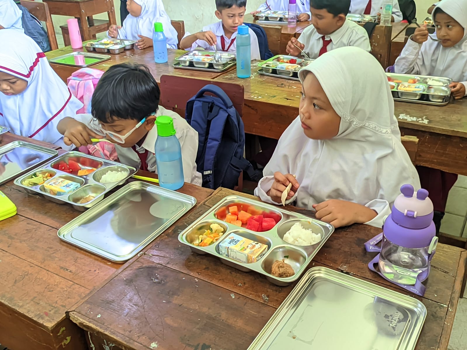 Ilustrasi siswa SD di Kecamatan Baturetno, Wonogiri menikmati menu MBG .