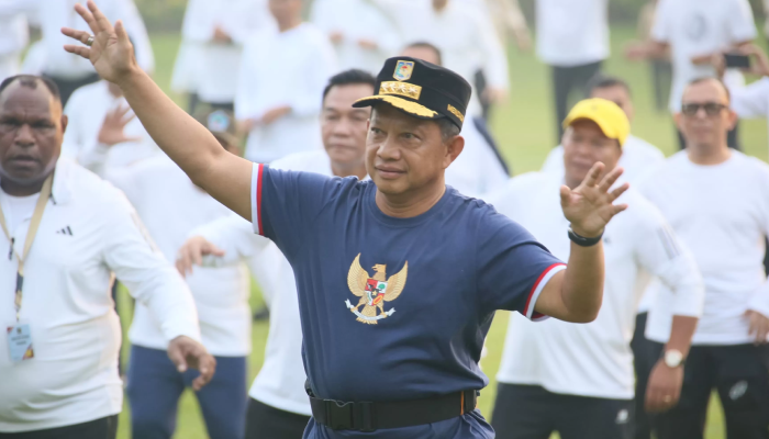 Mendagri Tito Karnavian bersama kepala daerah senam bersama, Sabtu (22/2/2025) di kompleks Akmil Magelang.