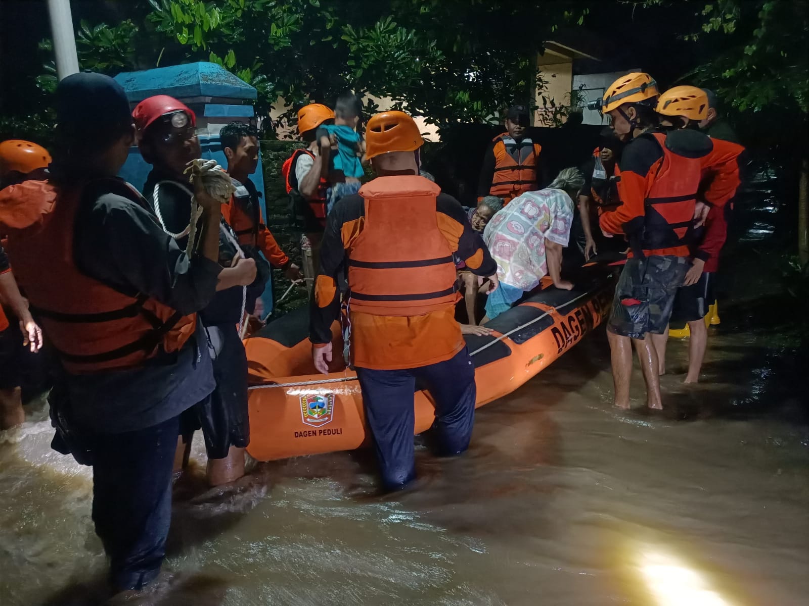 Tim gabungan dari BPBD Karanganyar dan relawan tengah melakukan evakuasi warga yang terdampak banjir di Desa Ngringo, Kecamatan Jaten, Senin (24/2/2025).