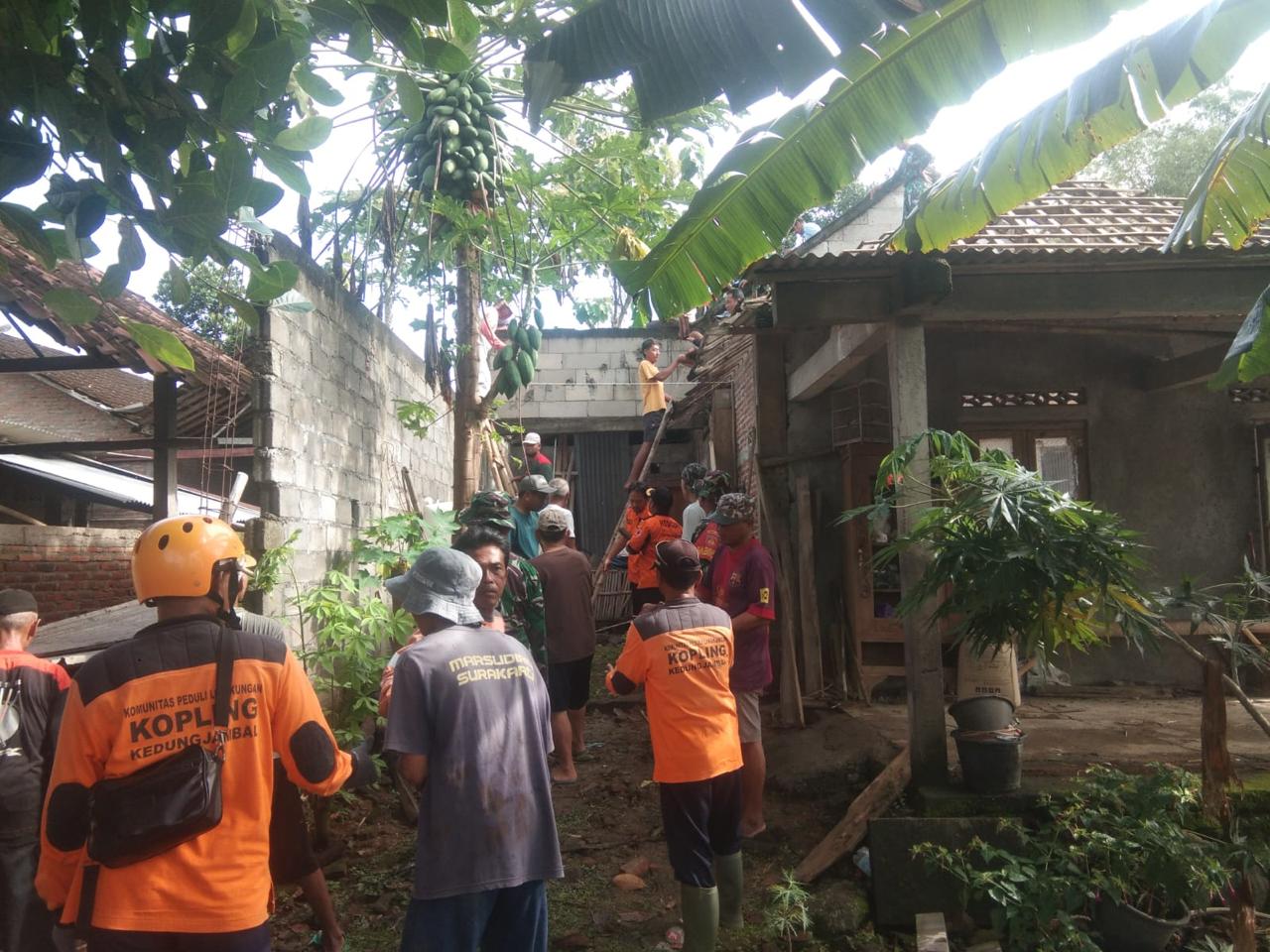 BPBD bersama TNI, Polri, relawan, dan masyarakat setempat bergotong royong  merobohkan sisa bangunan rumah Sutarno yang longsor terkena dampak abrasi Sungai Bengawan Solo, Selasa (25/2/2025).