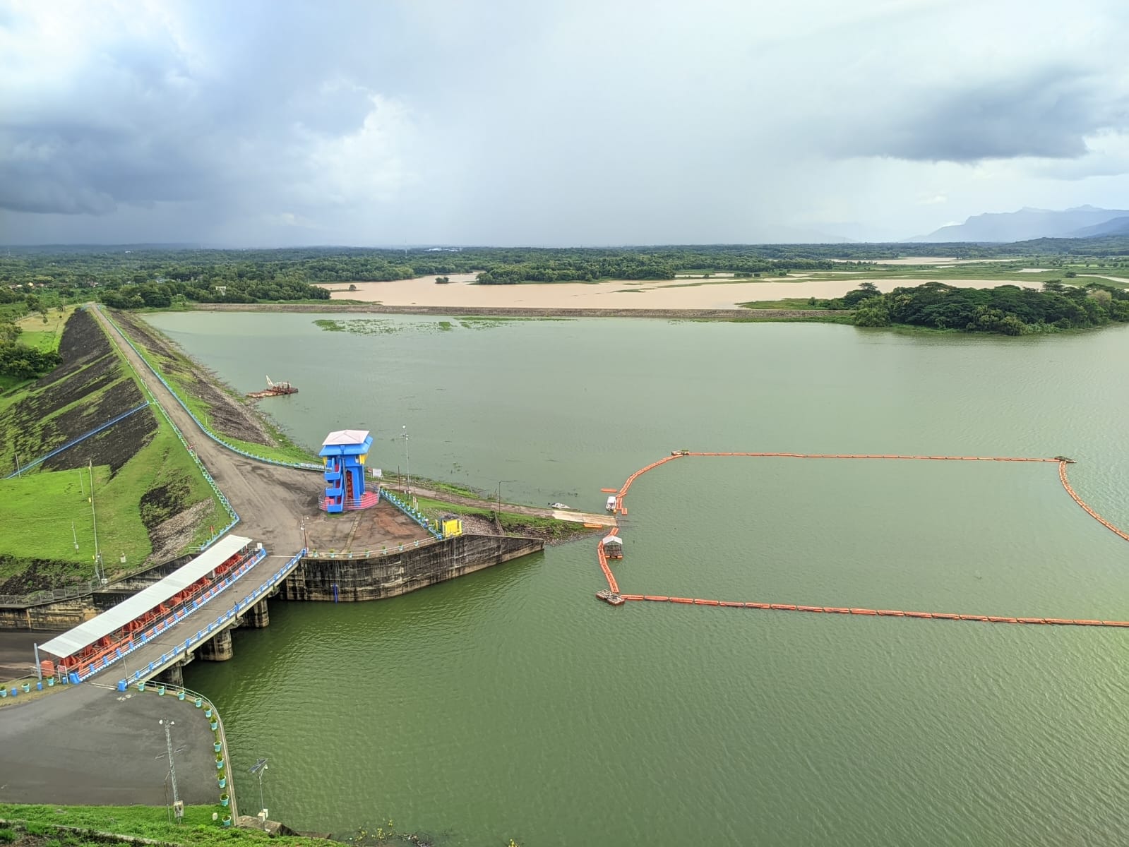 Suasana di Waduk Gajah Mungkur usai hujan lebat yang mengguyur Wonogiri, Selasa (25/2/2025).