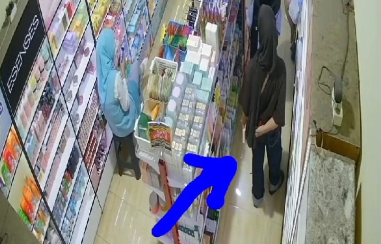 Pelaku pencurian di toko kosmetik Kecamatan Teras, Boyolali terekam CCTV.