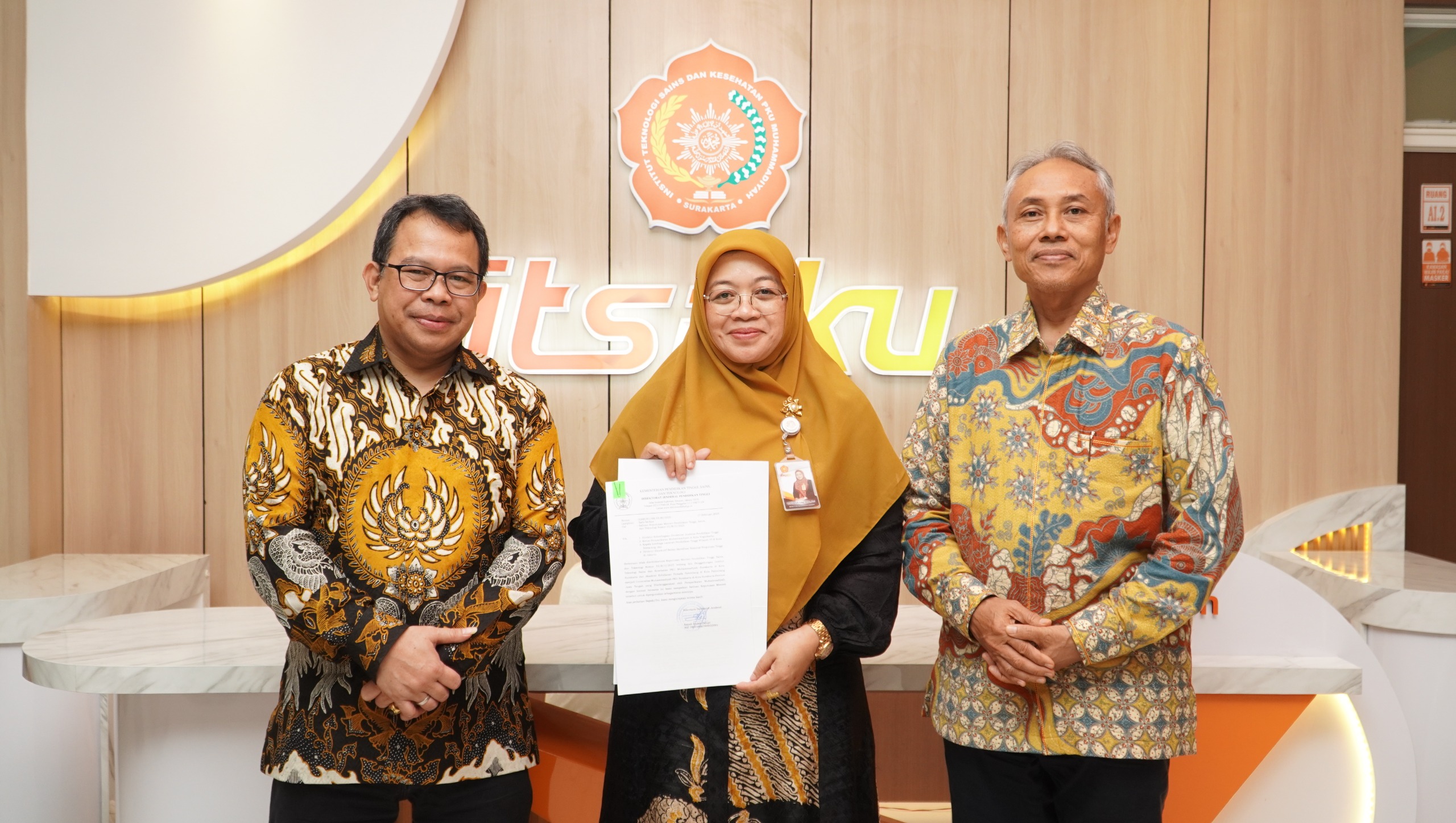 ITS PKU Muhammadiyah Surakarta bergabung dengan Akbid Persada Palembang, membentuk Universitas Muhammadiyah (UM) PKU Surakarta.