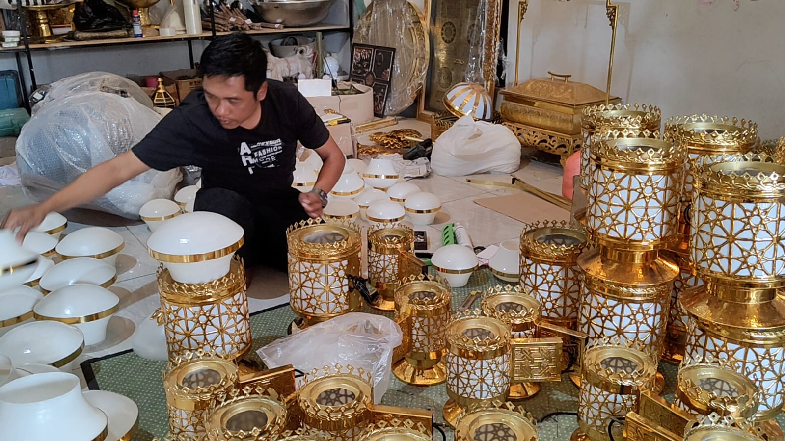 Perajin tembaga di Cepogo, Boyolali selesaikan pesanan lampu nabawi.