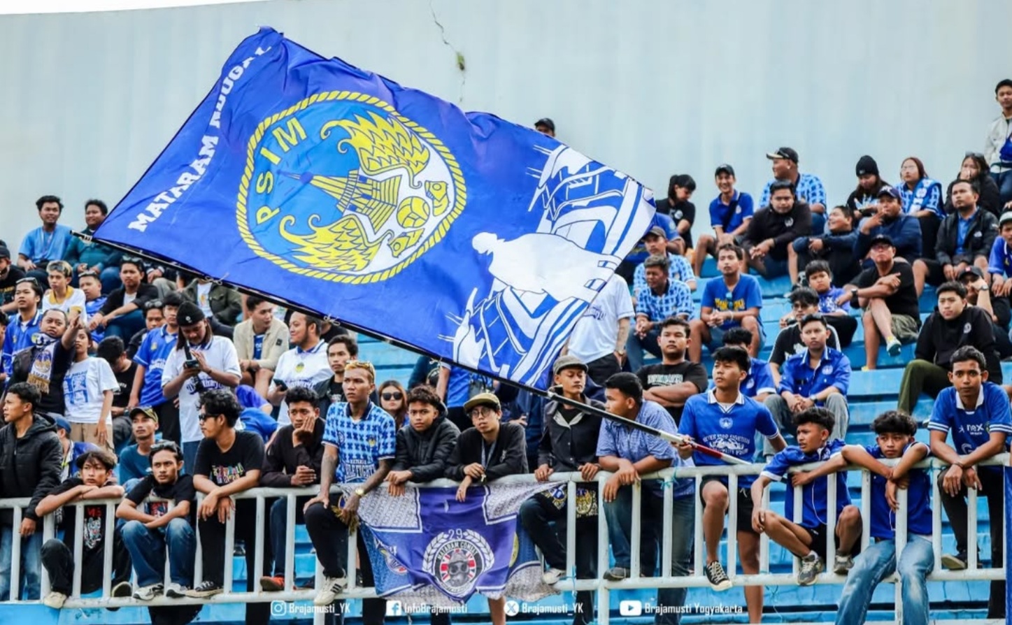 Anggota Brajamusti saat mendukung PSIM Jogja bertanding di Liga 2