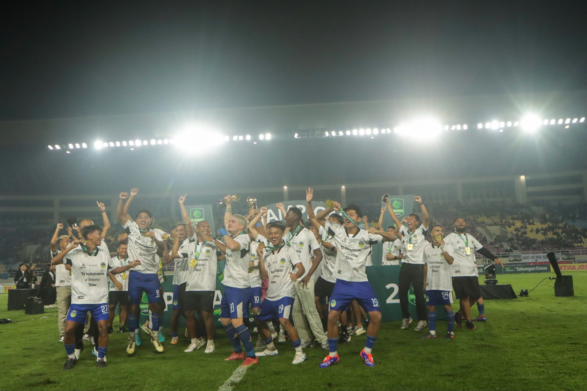 PENANTIAN PANJANG: Pemain PSIM Jogja merayakan takhta juara Pegadaian Liga 2 yang baru didapatnya usai kalahkan Bhayangkara FC di Stadion Manahan, tadi malam.