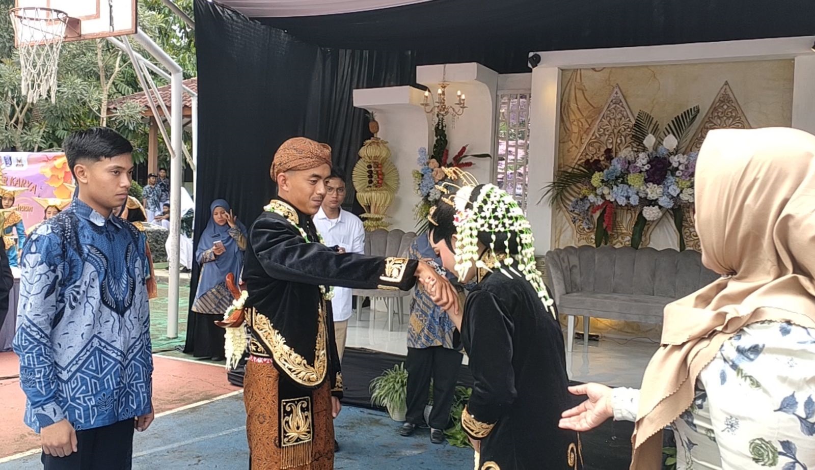 PUSAT PERHATIAN: Simulasi upacara adat pernikahan Jawa dalam acara gelar karya yang dibuat oleh SMAN Jumapolo.