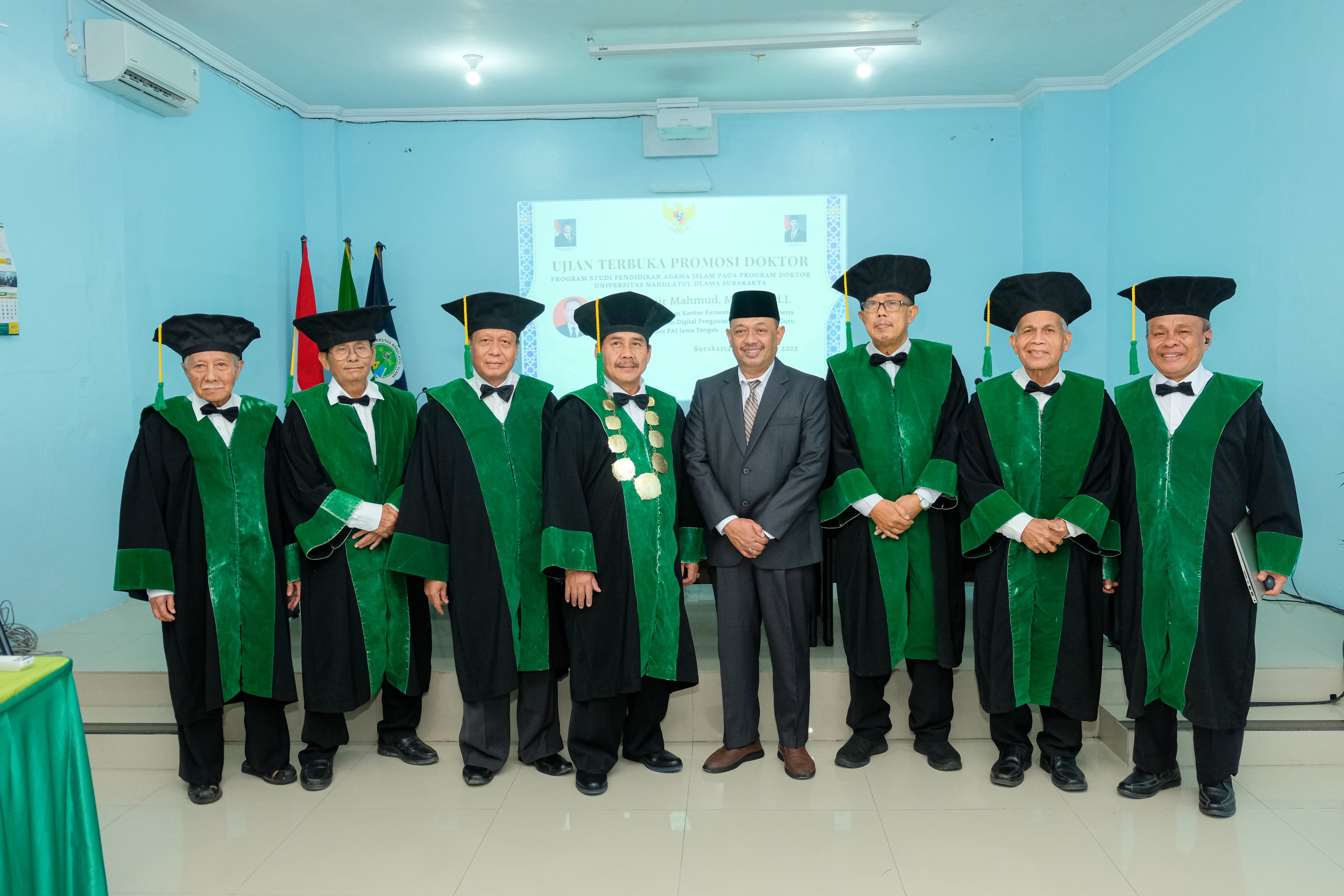 BANGGA: Sidang ujian terbuka promosi doktor ke-35 UNU Surakarta Amir Mahmud.