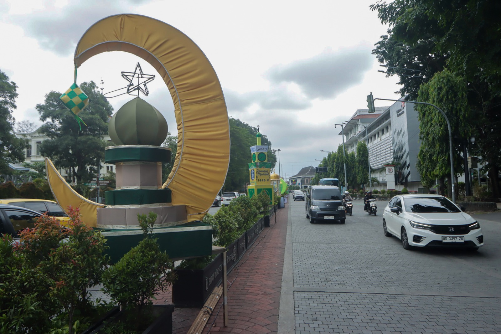 DAYA TARIK: Beberapa lampion untuk memeriahkan Ramadan yang mulai dipasang di depan Balai Kota Solo.