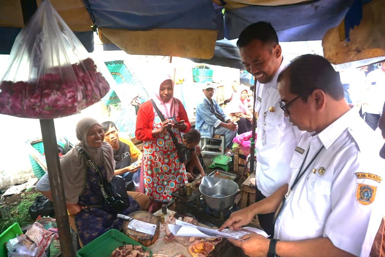 Plh Bupati Klaten Benny Indra Ardhianto (dua dari kiri) memantau harga sembako di Pasar Gedhe Klaten, Rabu (26/2/2025).