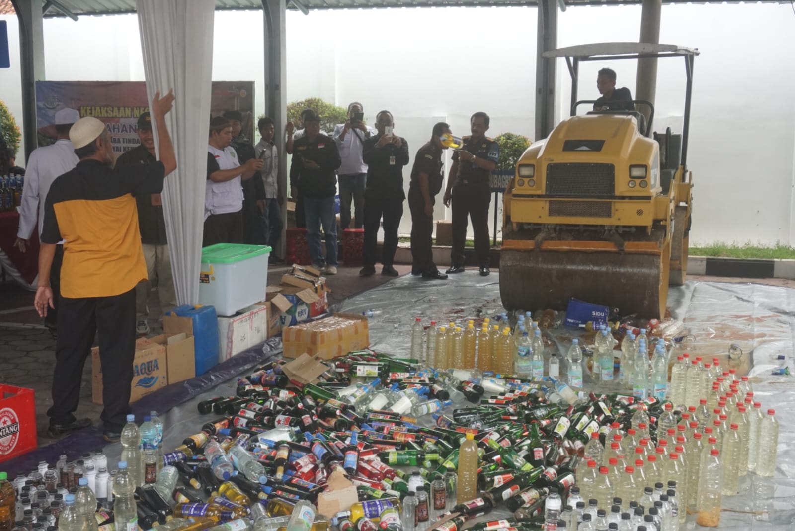 Pemusnahan barang bukti kasus peredaran miras di Kejari Klaten, Rabu (26/2/2025). (Angga Purenda/Radar Solo)