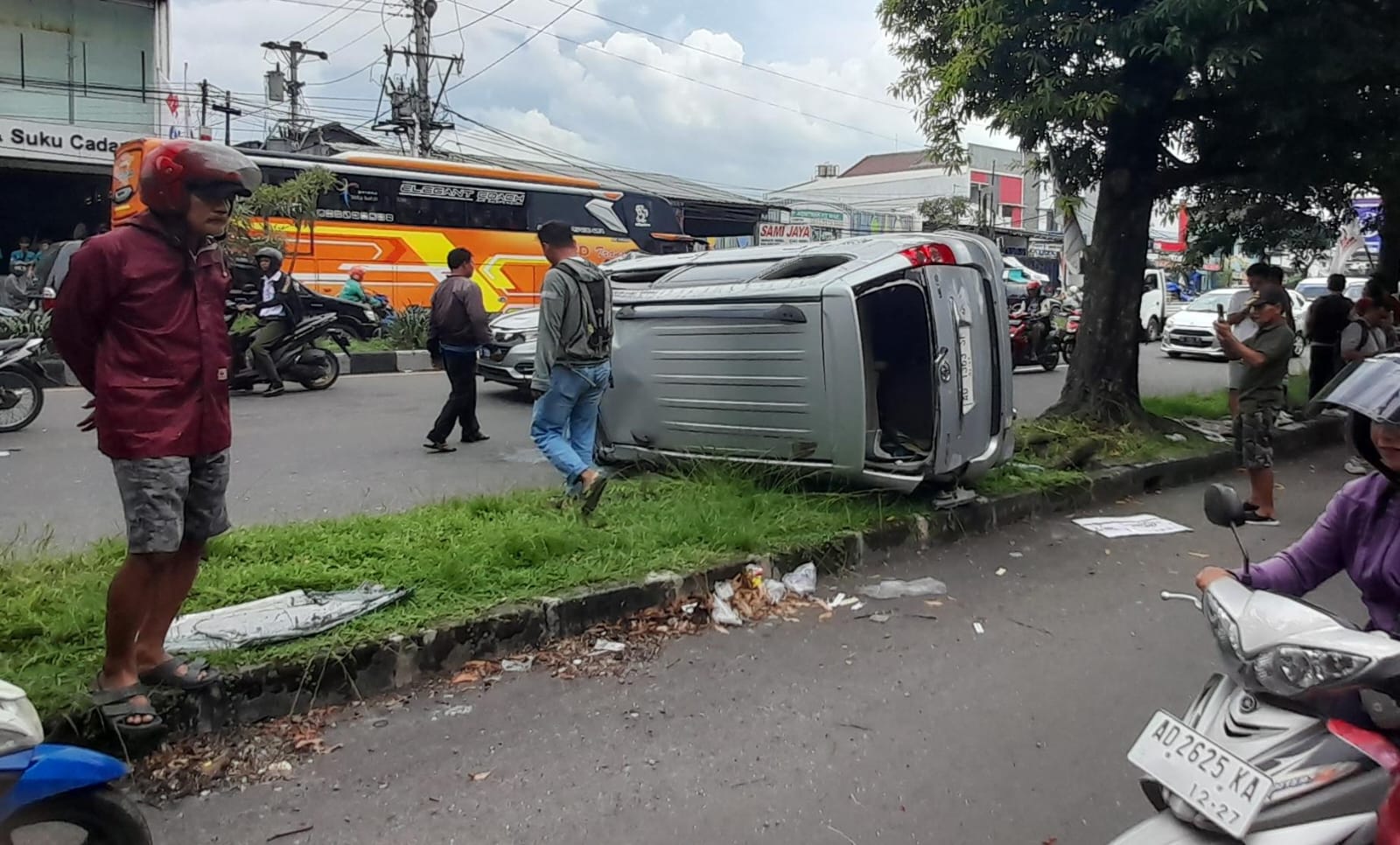 Kondisi mobil Toyota Avanza yang terguling di Jalan Solo-Karanganyar, Palur, Jaten, Karanganyar, Rabu (26/2/2025) siang. (Rudi Hartono/Radar Solo)