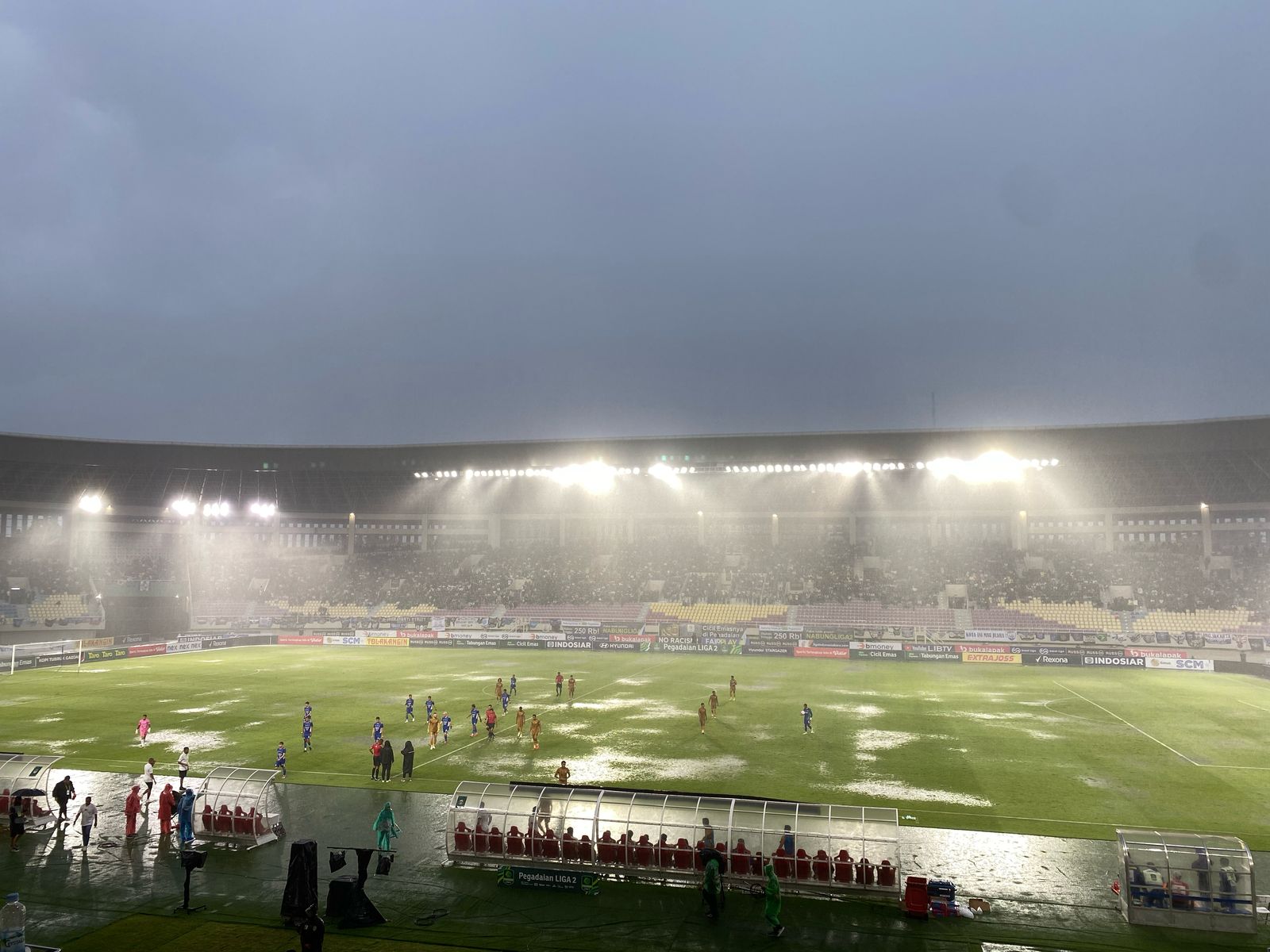 Kondisi Stadion Manahan diguyur hujan deras saat pertengahan laga PSIM jogja vs Bhayangkara FC.