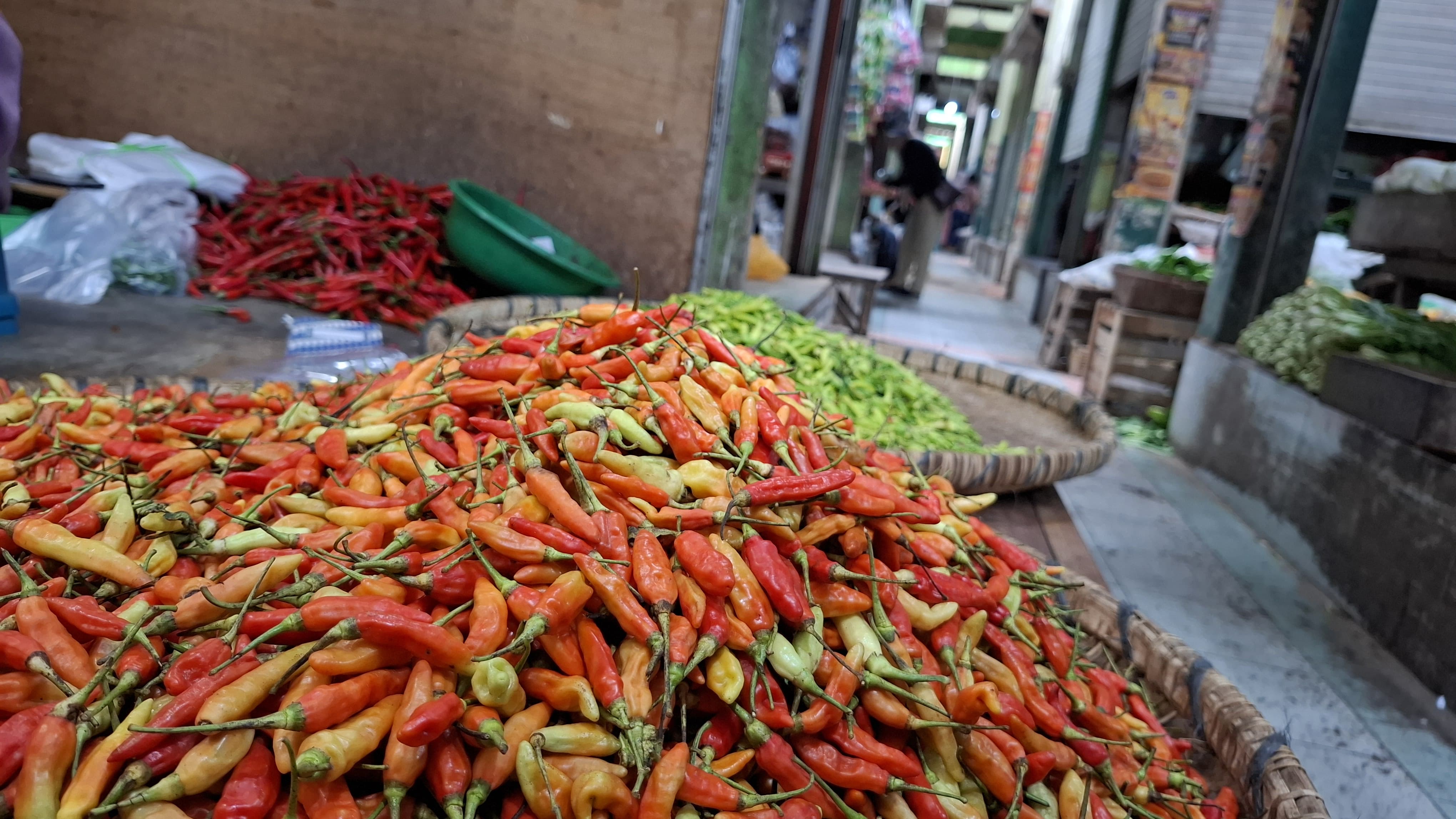 Harga cabai di Sragen meroket jelang Ramadan, tembus Rp 90.000 per kilogram.