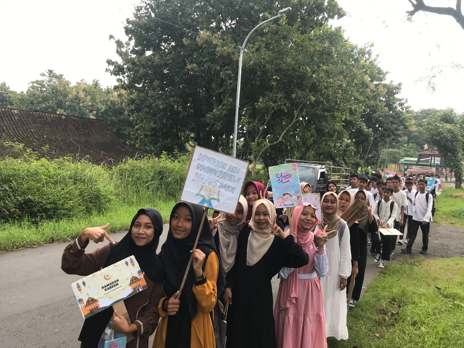 PAWAI KELILING: Siswa MTsN 10 Boyolali menggelar tarhib Ramadan di lingkungan sekolah, Rabu (26/2).  &nbsp;