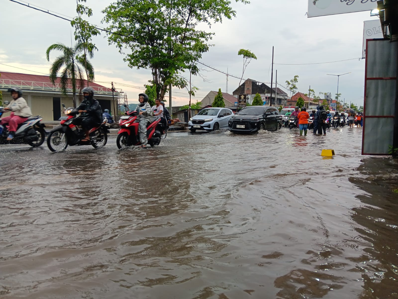Jalan Raya Yogya-Solo di Desa Tlogo, Kecamatan Prambanan, Klaten tergenang air setelah diguyur hujan deras, Rabu (26/2/2025).