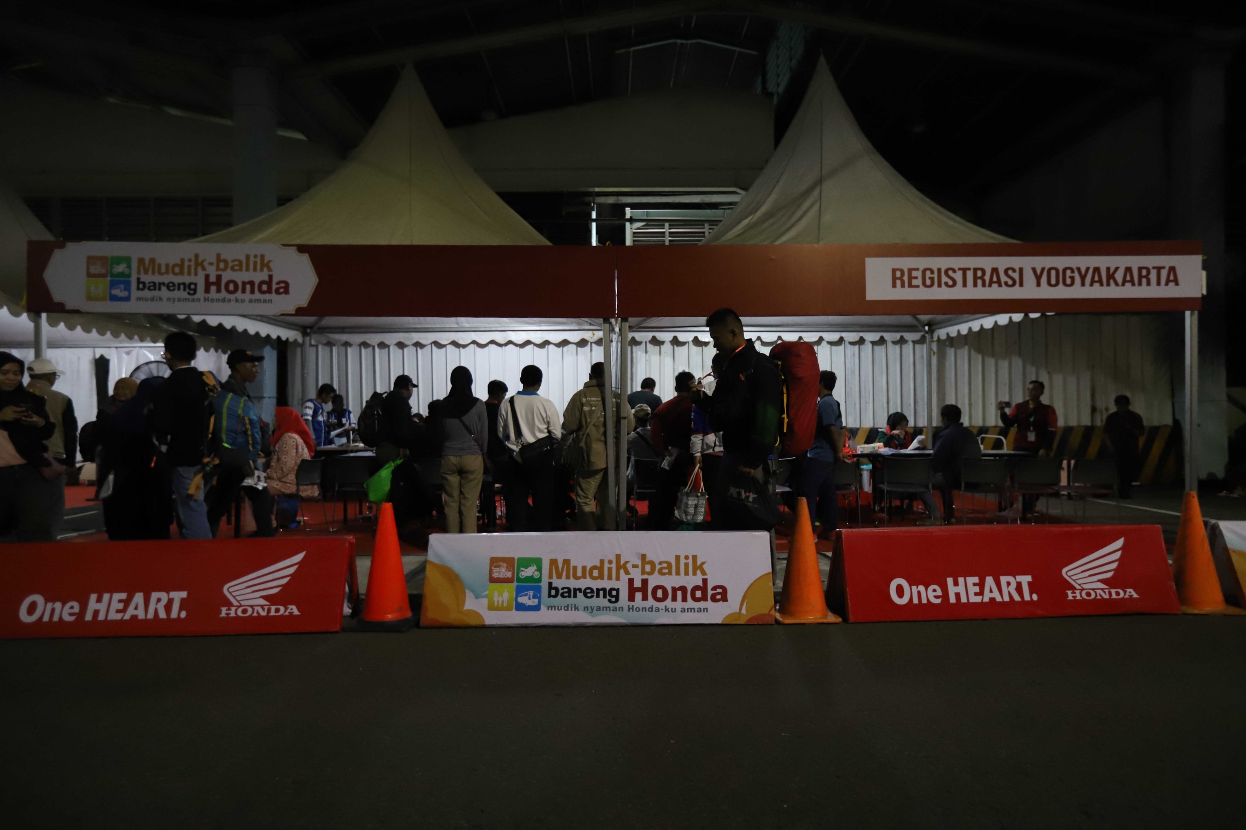 Suasana posko Mudik-Balik Bareng Honda (MBBH) 2024 di area registrasi keberangkatan untuk tujuan Yogyakarta.