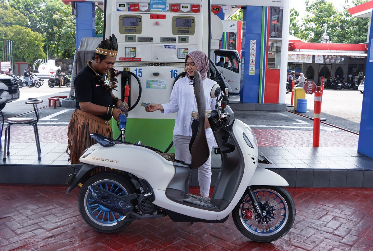 Pemotor mengisi BBM jenis Pertamax.