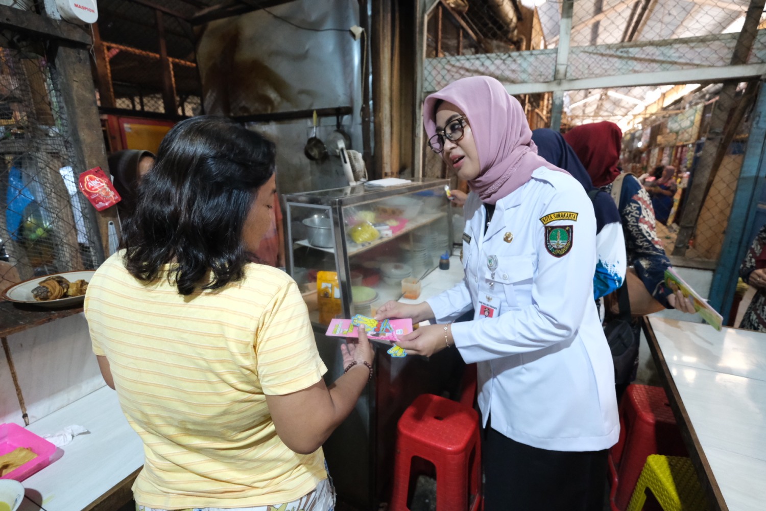 BERI ARAHAN: Wawali Solo Astrid Widayani sosialisasi Program Keluarga Berencana (KB) di Pasar Nusukan, kemarin (26/2).