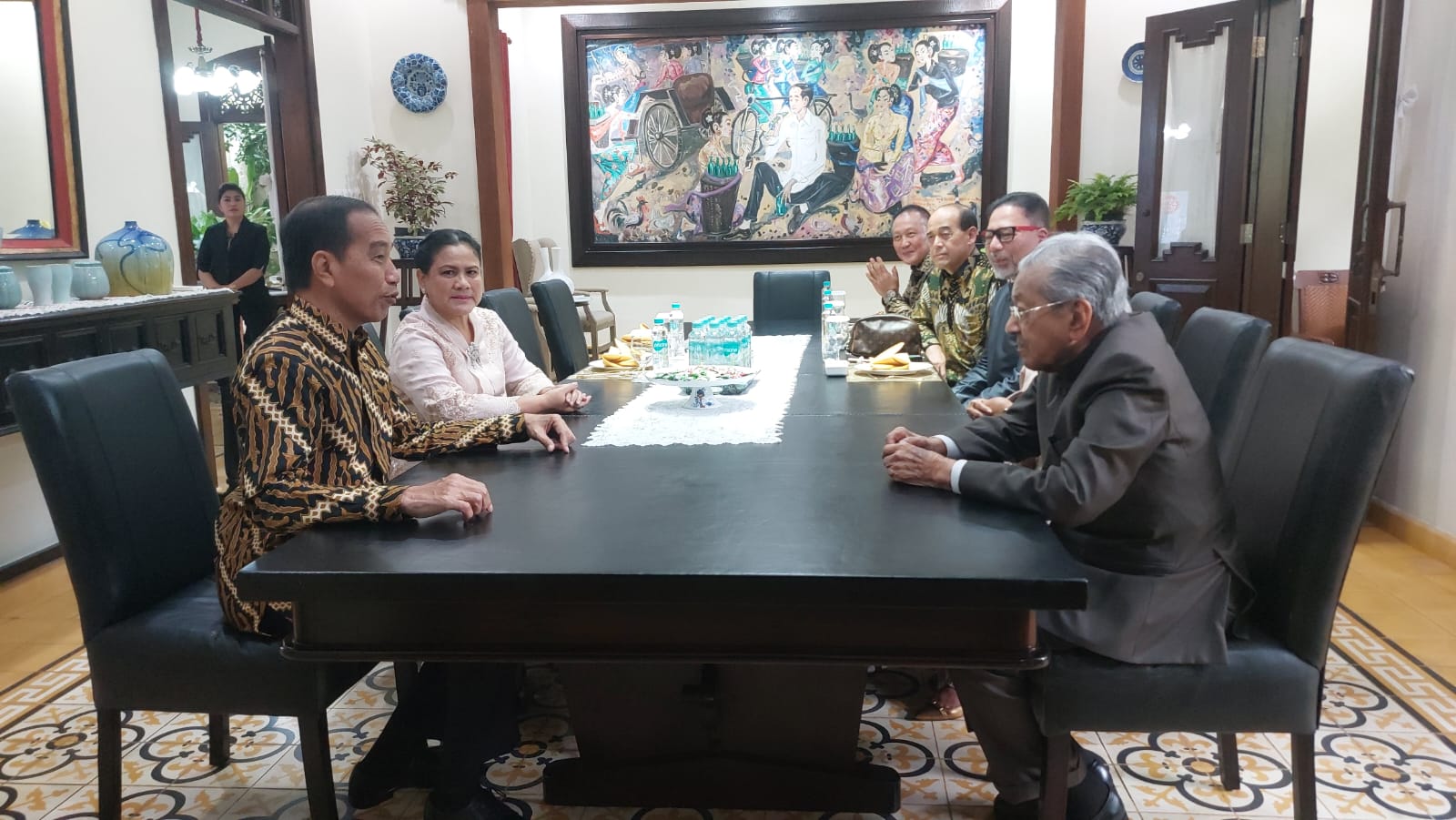 Mantan Perdana Menteri Malaysia Mahathir Mohamad (kanan) saat berkunjung ke kediaman Joko Widodo, Rabu (26/2/2025).
