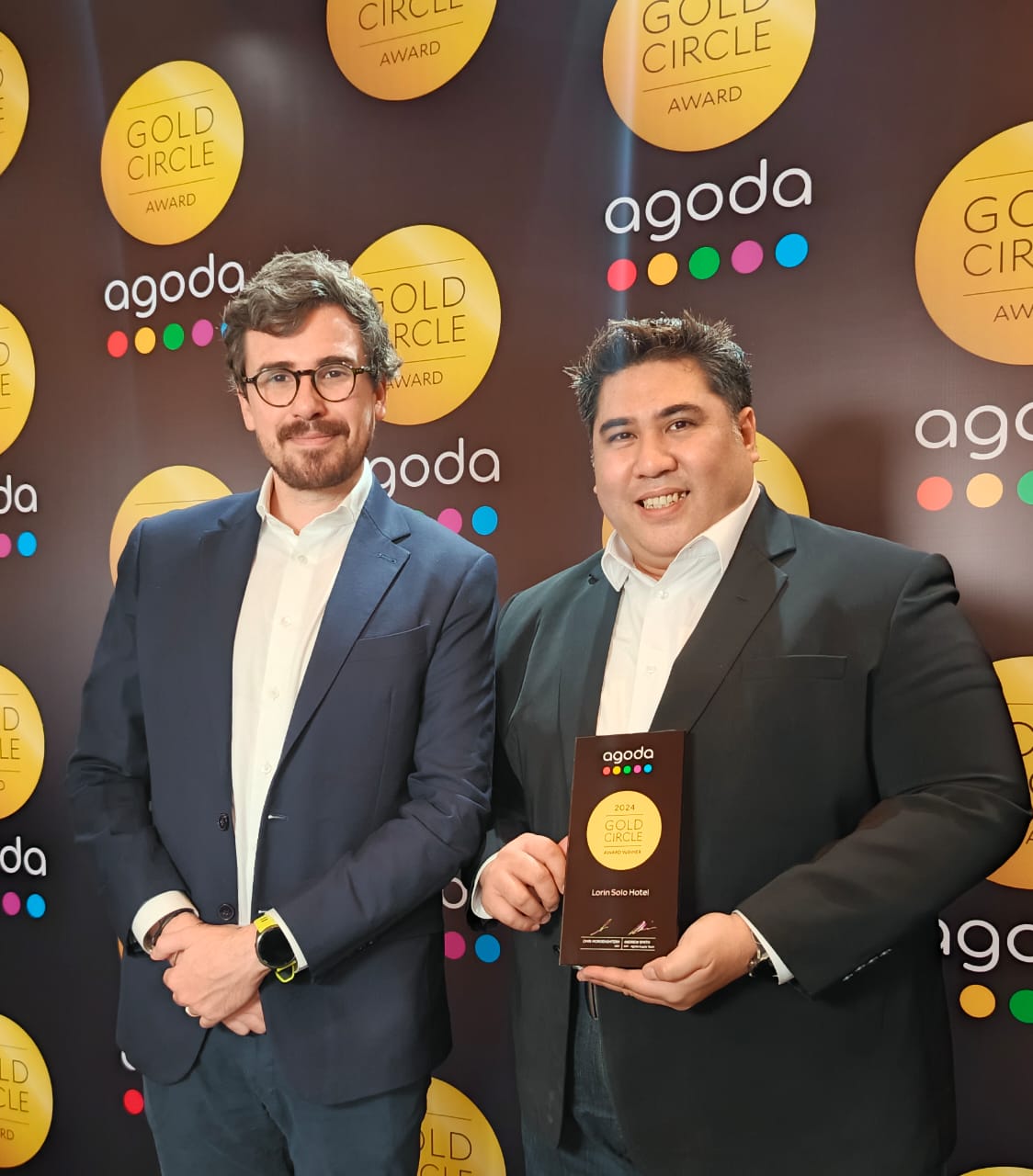 Perwakilan manajemen Lorin Solo Hotel menerima Gold Circle Award 2024 yang diberikan oleh Agoda, akhir pekan lalu.