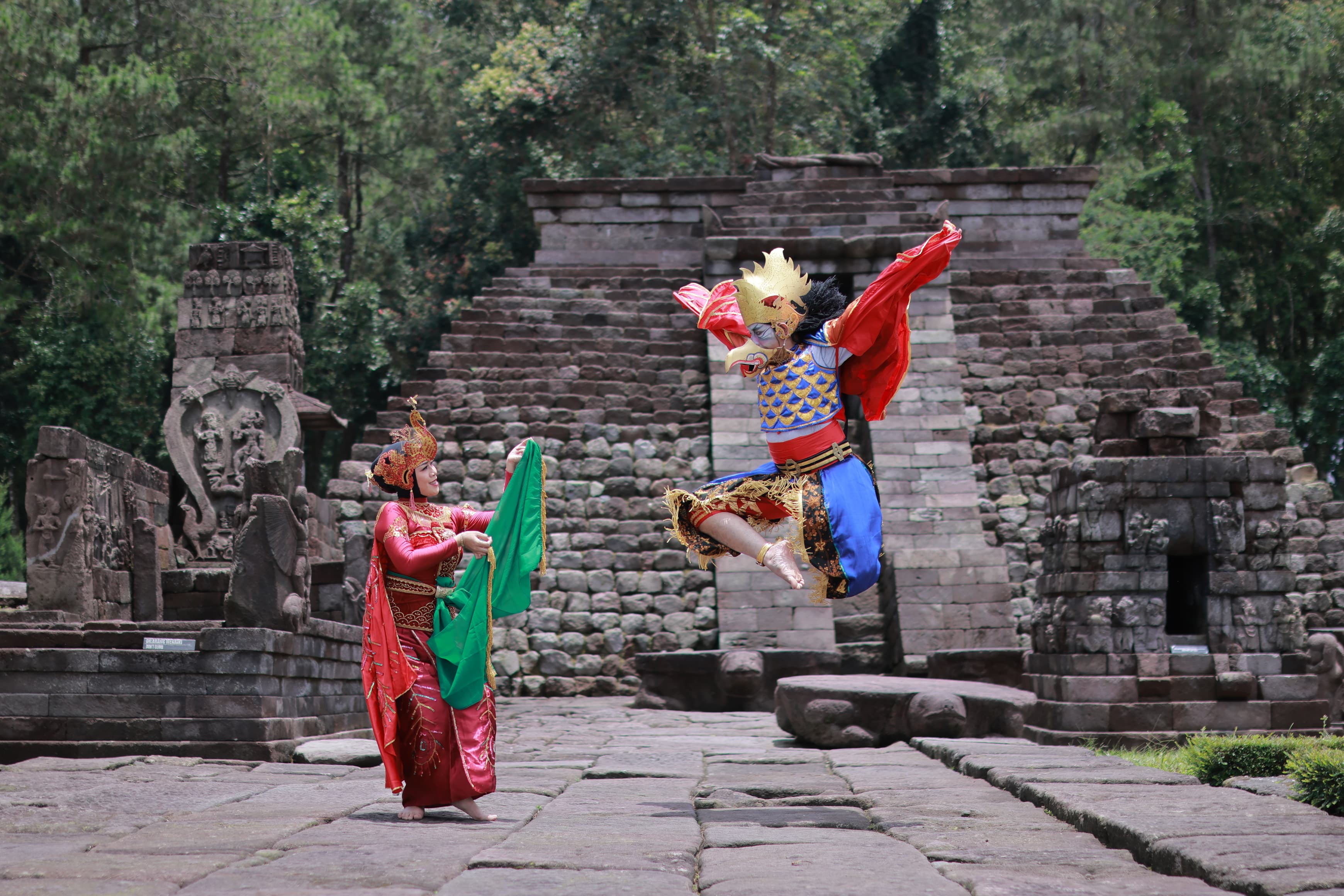 Sri Asih Handayani, Kepala Bagian Perekonomian dan Sumber Daya Alam (SDA) Setda Karanganyar, yang menari di Candi Sukuh bersama seorang seniman.