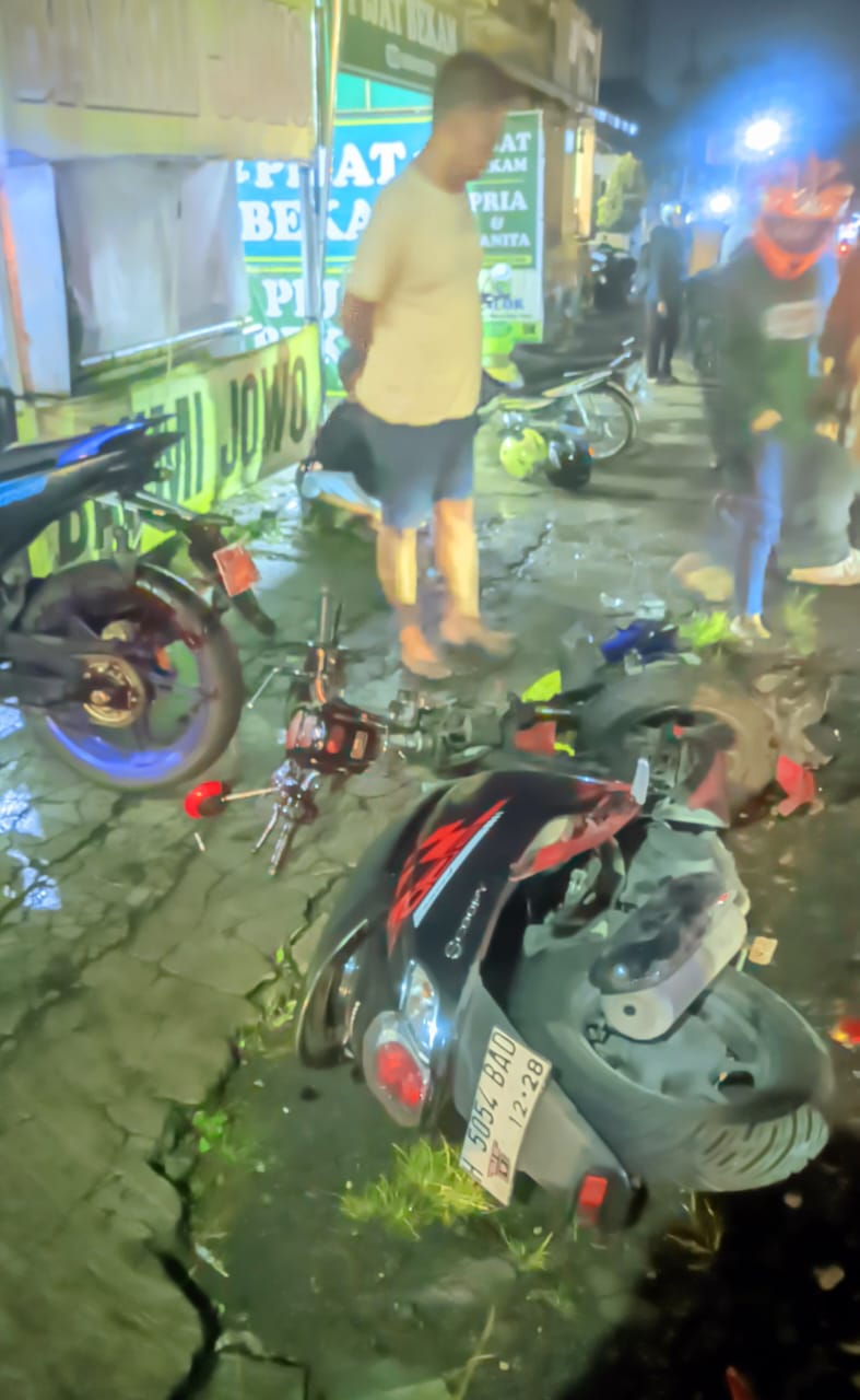 Kondisi sepeda motor yang terlibat kecelakaan di depan Pasar Ngepos, Gayamdompo, Karanganyar, rabu (26/2/2025) malam.
