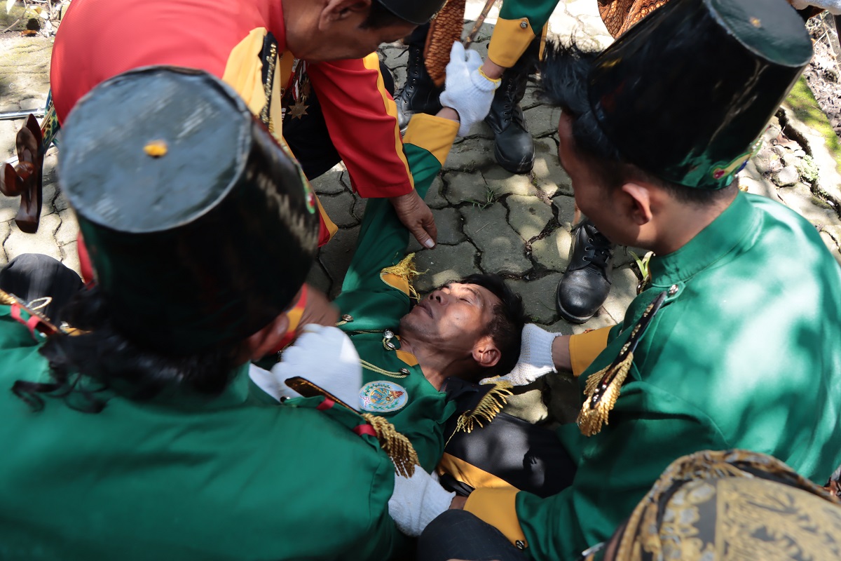 Prajurit Keraton Solo yang mengalami kerusukan saat prosesi Padusan.