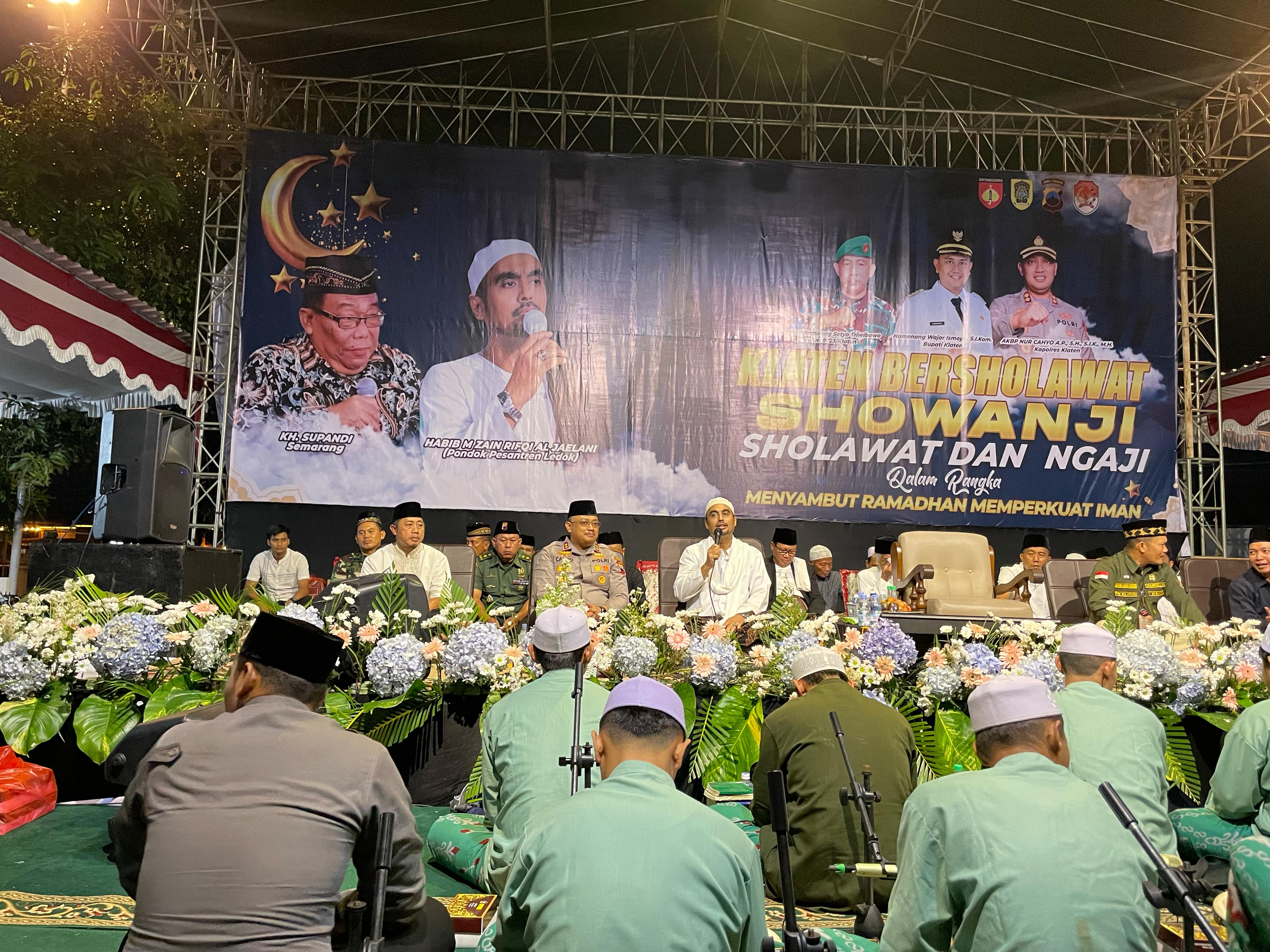 Kegiatan sholawat dan Ngaji (Showanji) di halaman Mapolres Klaten, Rabu (26/2/2025) malam