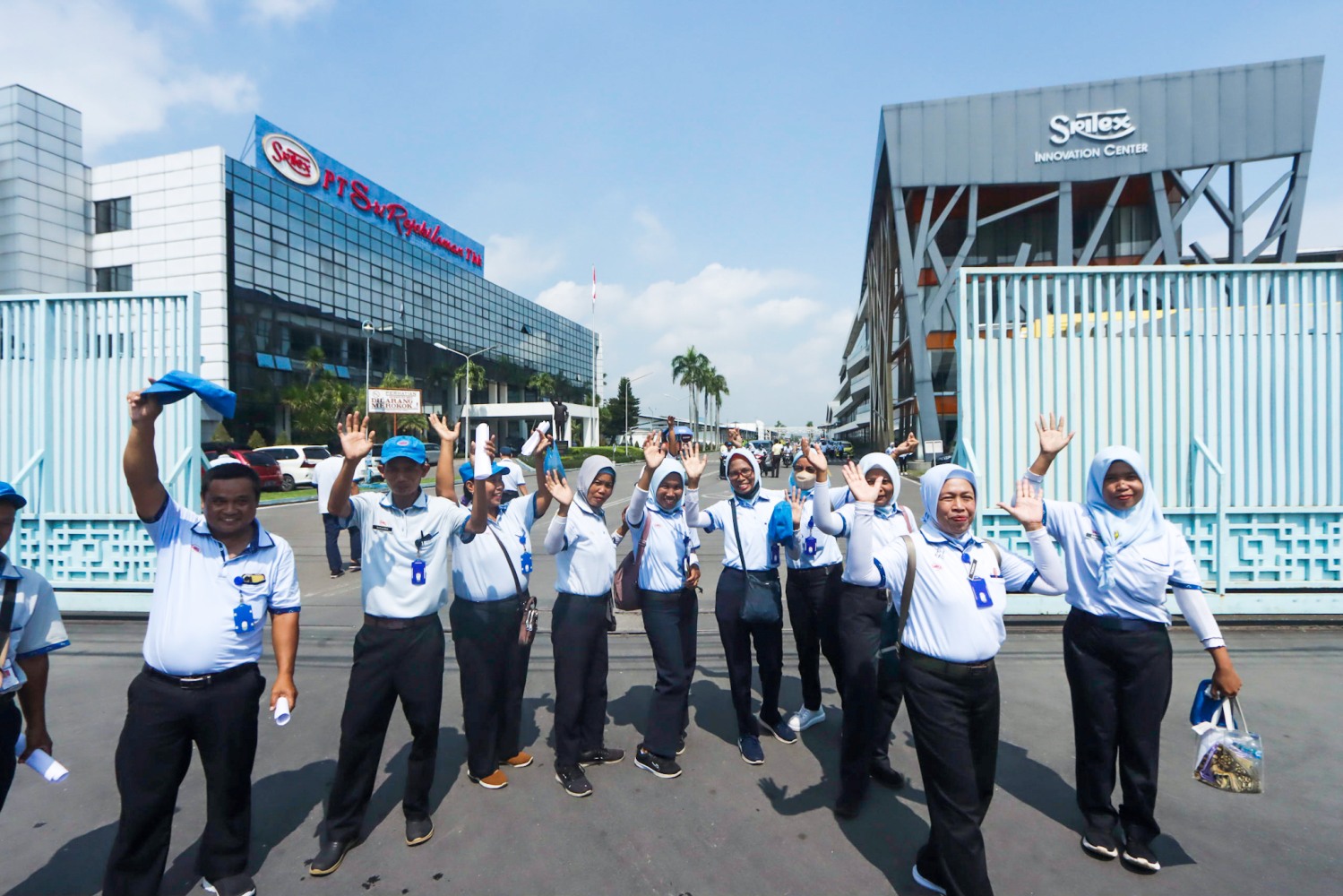 Suasana para karyawan di depan kantot utama PT Sritex, Sukoharjo, Jumat (28/2/2025).
