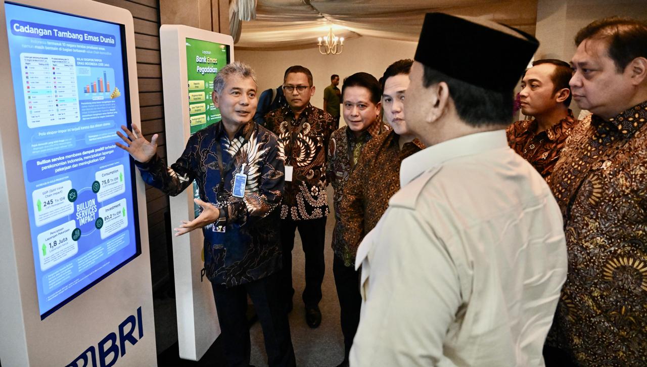 Dirut BRI Sunarso memberikan penjelasan kinerja BRI di hadapan Presiden Prabowo Subianto dan jajaran menteri.