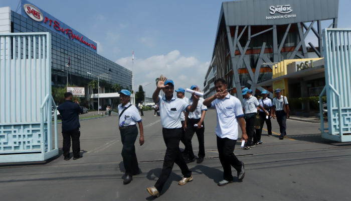 Buruh Sritex melambaikan tangan tanda perpisahan di hari terakhir masuk kerja, Jumat (28/2/2025).