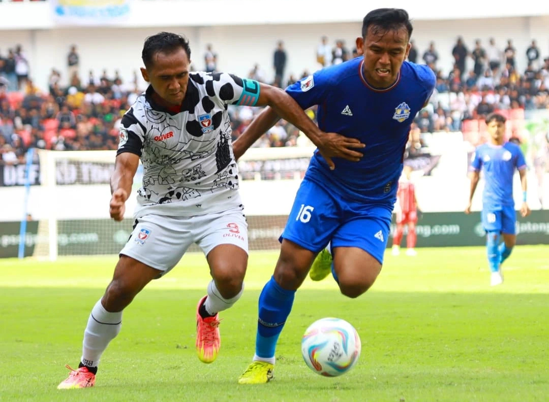 SARAT GENGSI: Kapten Persebi Boyolali Noka Bhirawa (kiri) dikawal ketat kapten Persika Karanganyar Aan di Stadion Jatidiri Semarang (28/2).