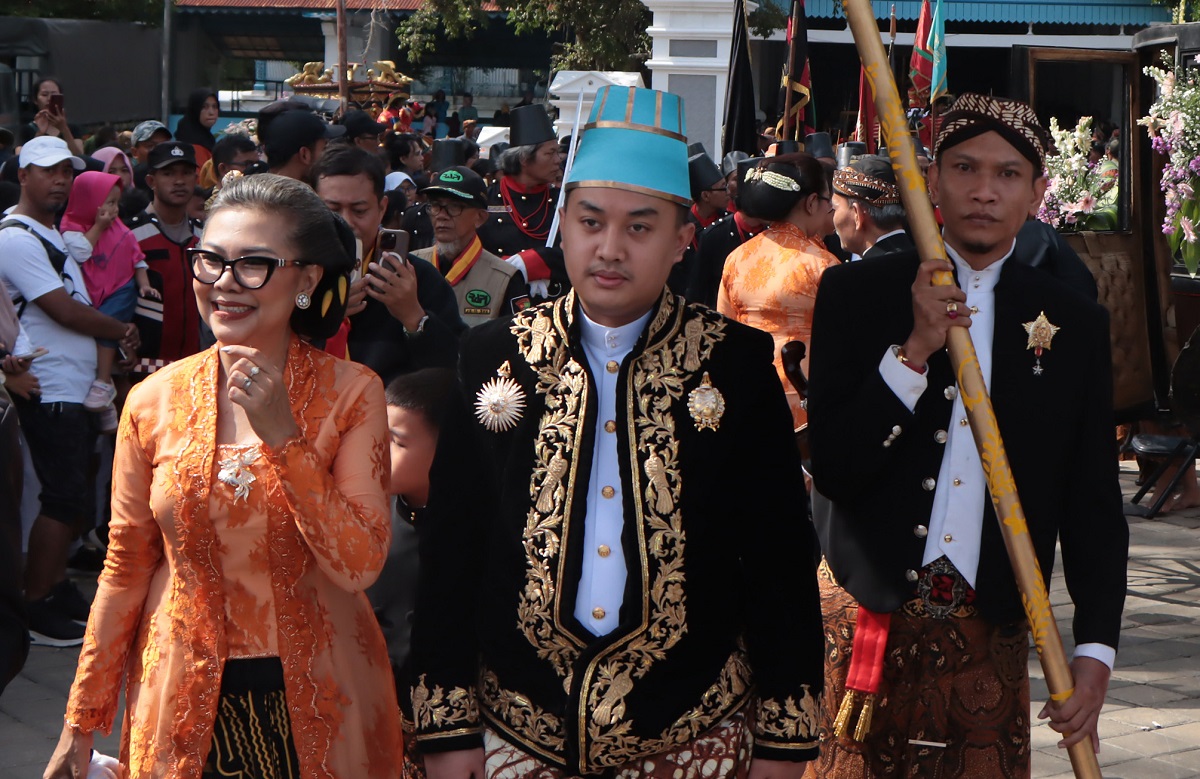 Putra Mahkota Keraton Solo KGPAA Hamangkunegoro atau akrab disapa Gusti Purboyo ikuti kirab Tingalan Dalem Jumenengan belum lama ini.