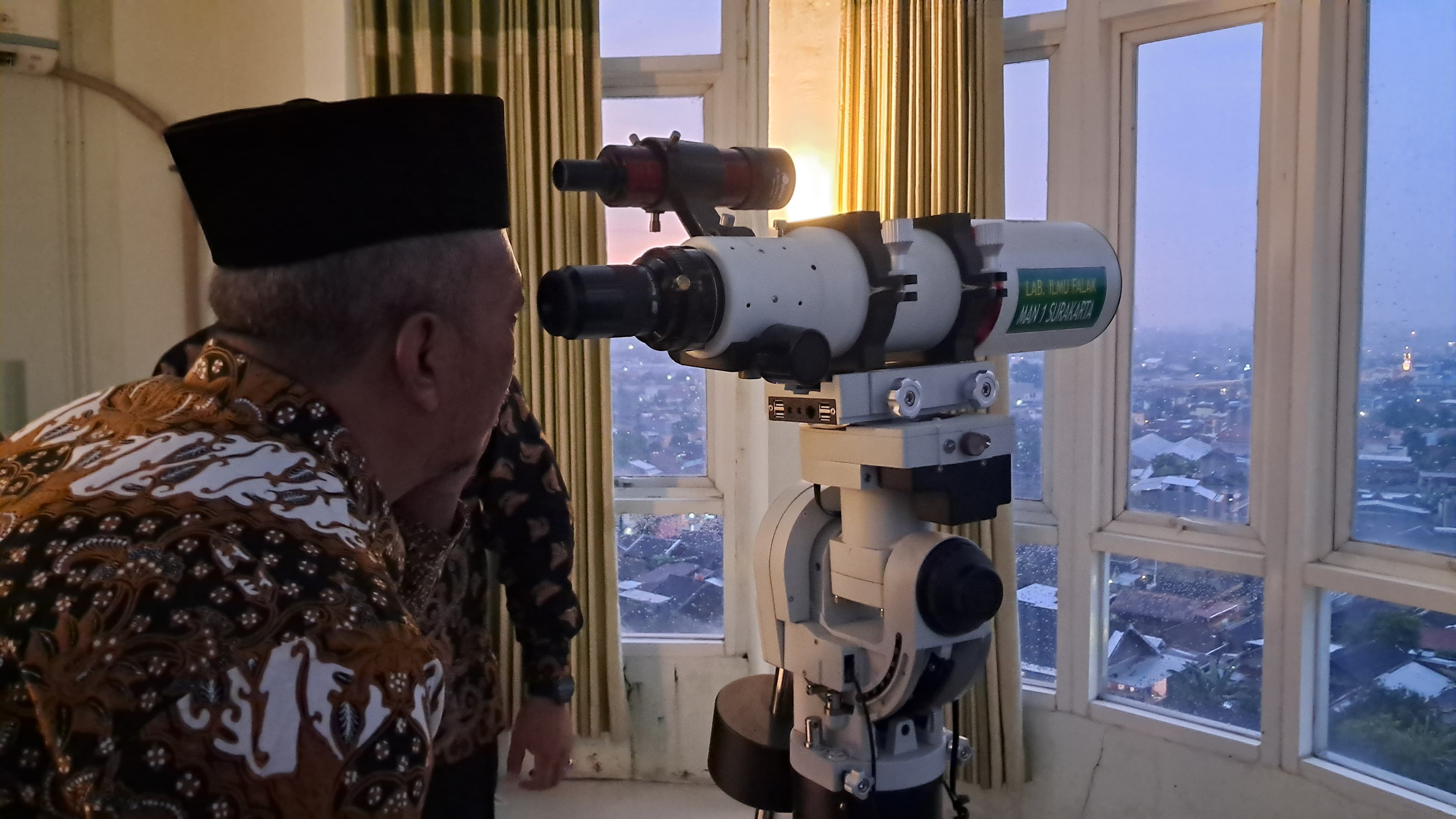 Ilustrasi pemantauan hilal di MAN 1 Solo.