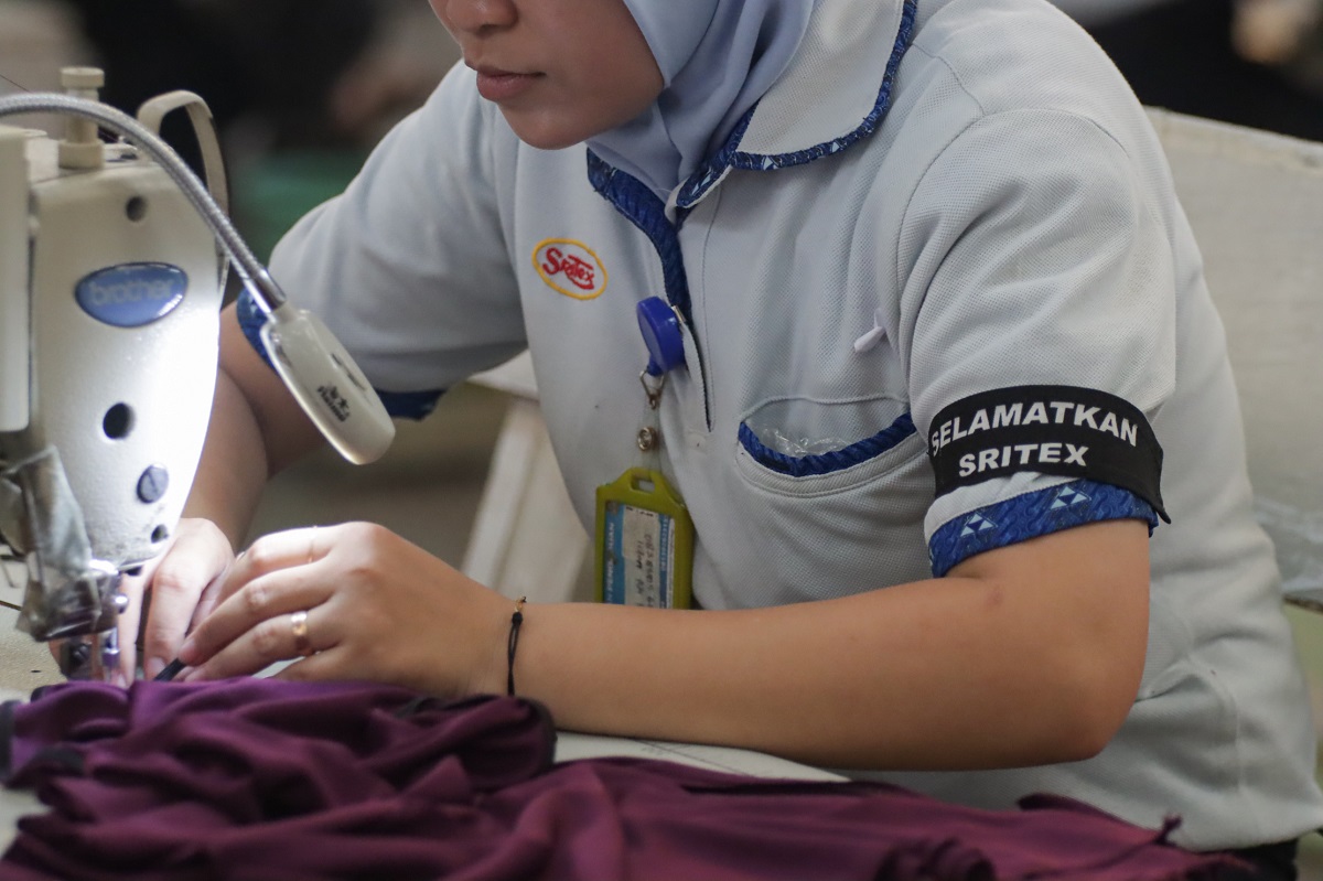 Pekerja mengenakan pita hitam bertuliskan Selamatkan Sritex saat berupaya melawan status pailit.