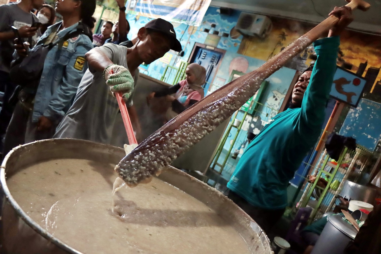 LEZAT: Pengolahan 1.300 porsi bubur samin di Masjid Darussalam Jayengan, Serengan, Solo, Sabtu (1/3/2025).